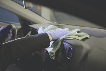 Salono valymas. Vytenio Kudarausko nuotrauka