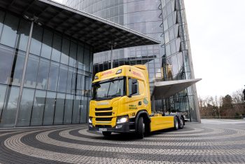 „Scania“ ir DHL išbandys elektrinį sunkvežimį su degalais varomu įkrovikliu