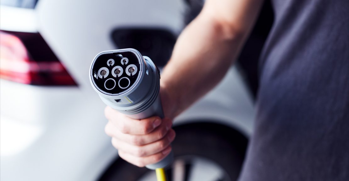 Elektromobilio įkrovimo laidas (Shutterstock nuotr.)