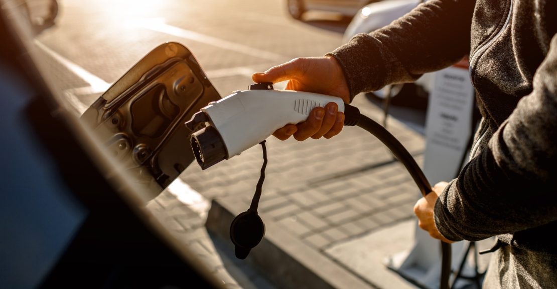 Įkraunamas elektromobilis (Shutterstock nuotr.)