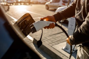 Įkraunamas elektromobilis (Shutterstock nuotr.)